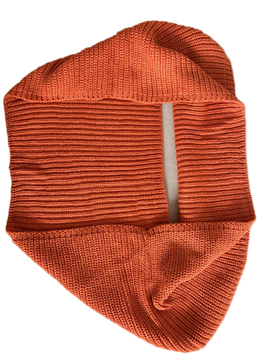 Warmer Loop-Schal in Orange, Nahaufnahme des weichen Strickstoffs