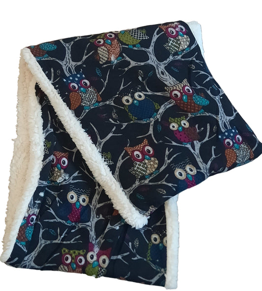 Warmer gefütterter Loop-Schal mit Eulenmotiv in Dunkelblau und Weiß (Futter)