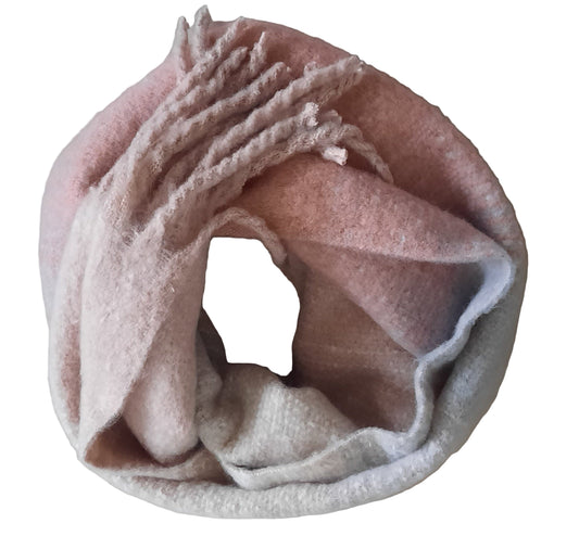 Flauschiger warmer Schal in Zartrosa und Hellblau, 30% Wolle