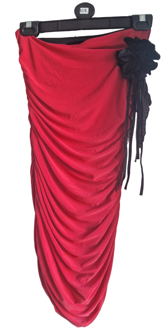 Abendkleid in Rot mit schwarzer Stoffblume