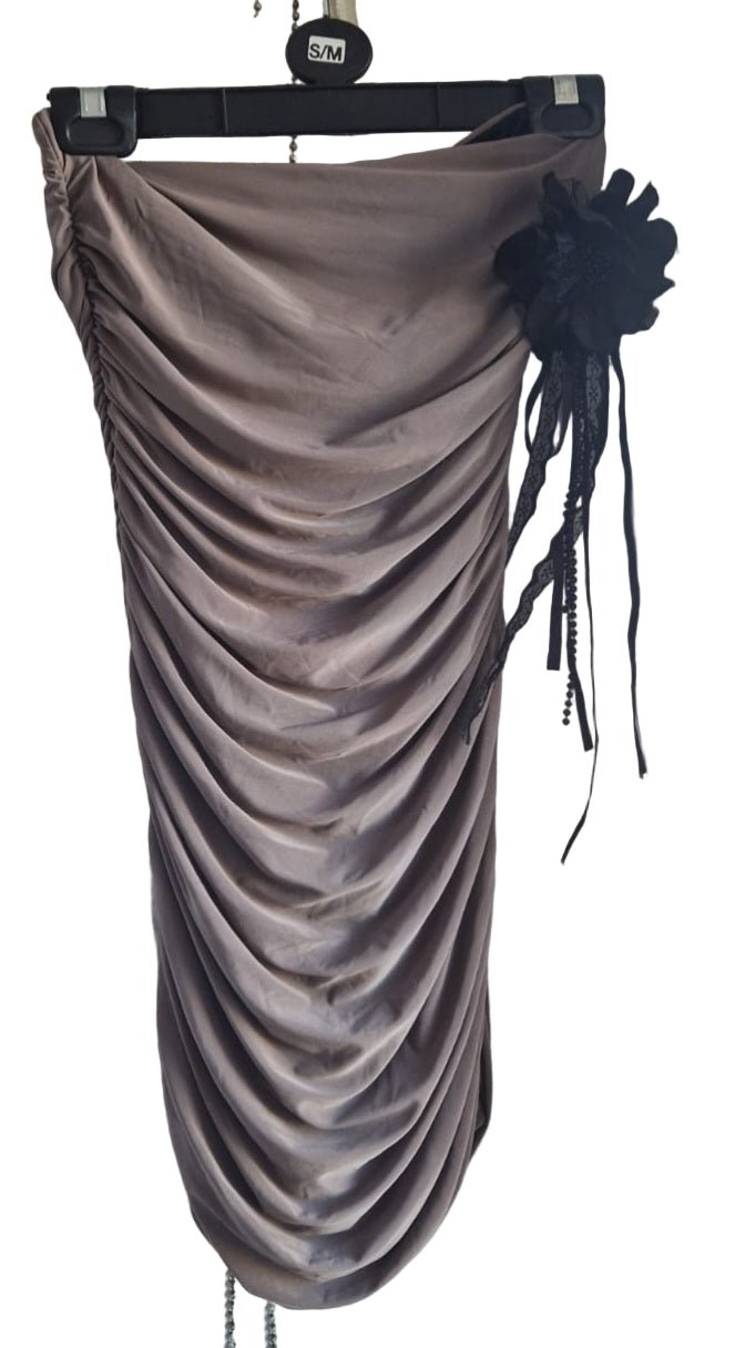 Elegantes Partykleid mit Raffung und Stoffblumen - Brosche – Figurbetont & Festlich - Folad Home & Style