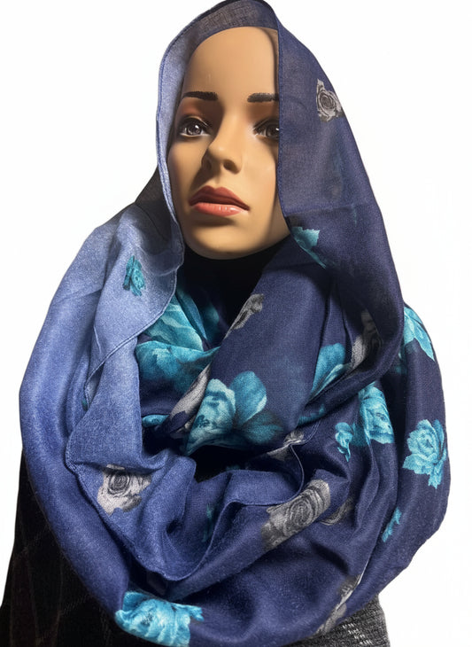 Blauer Loop-Schal mit Rosenmuster in Türkis und Grau, 100% Viskose
Blauer Loop-Schal mit Rosenmuster in Türkis und Grau