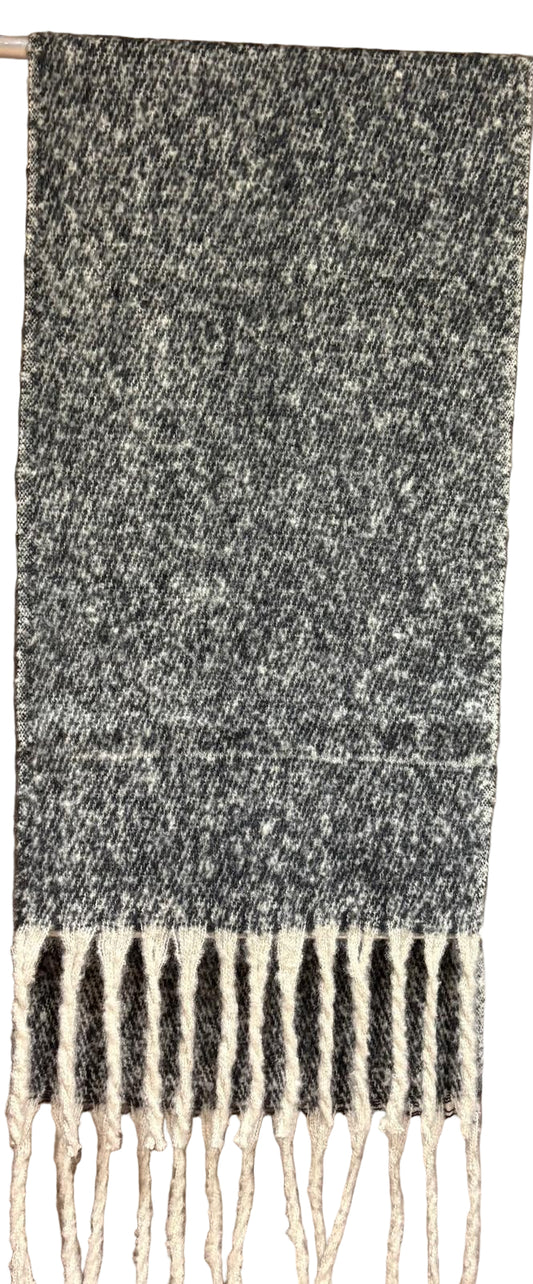 Warmer Schal mit Fransen in Schwarz und Grau meliert
