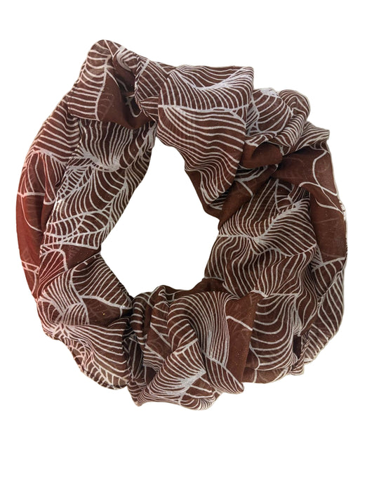 Herbstschal mit Blätterornament in warmen Erdtönen