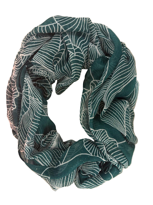 Herbstschal mit Blätterornament in warmen Erdtönen