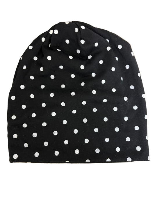 Beanie mit weißen Punkten