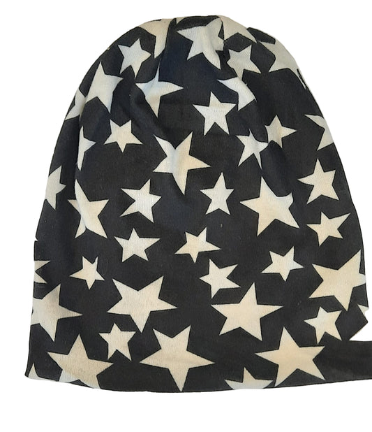 Beanie mit vielen Sternen – Warm & Stylisch